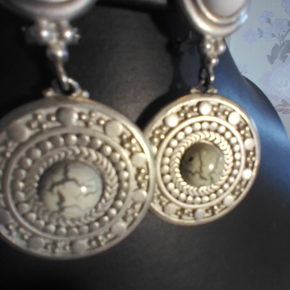 Vintage Liz Claibourne Clip On Earrings. Large Silver Medallion Design Unique - Picture 6 of 12